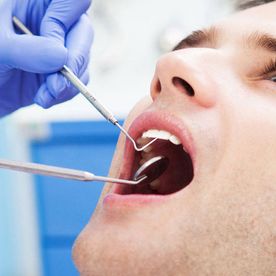 + Q Dientes hombre en consultorio odontológico