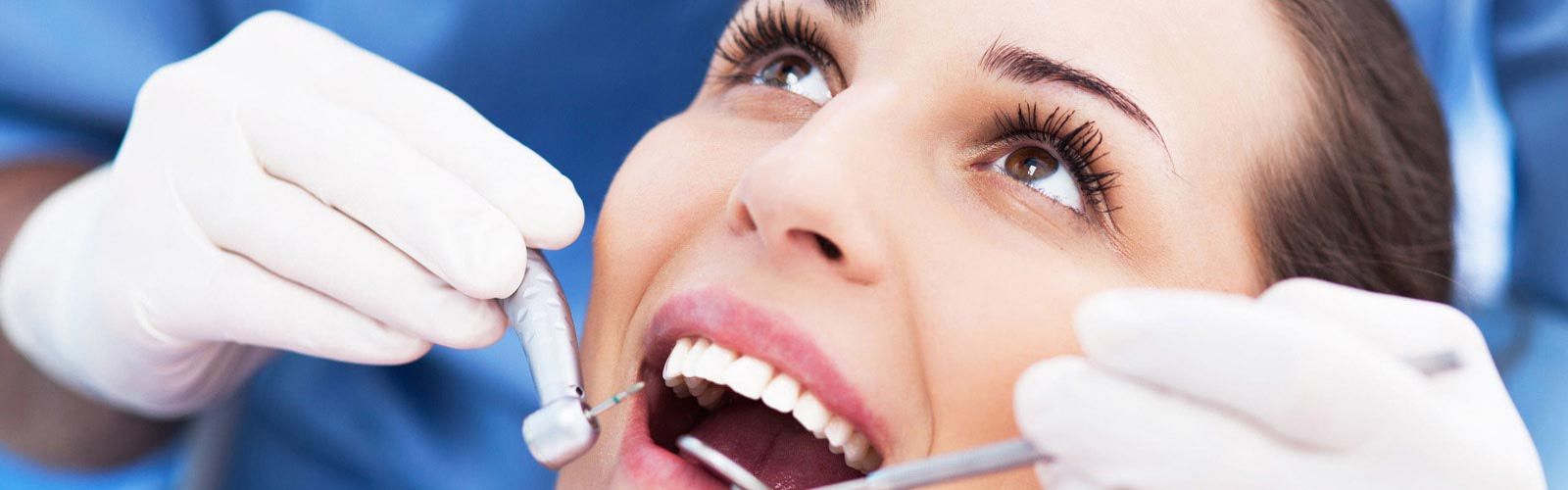 + Q Dientes mujer en consultorio odontológico